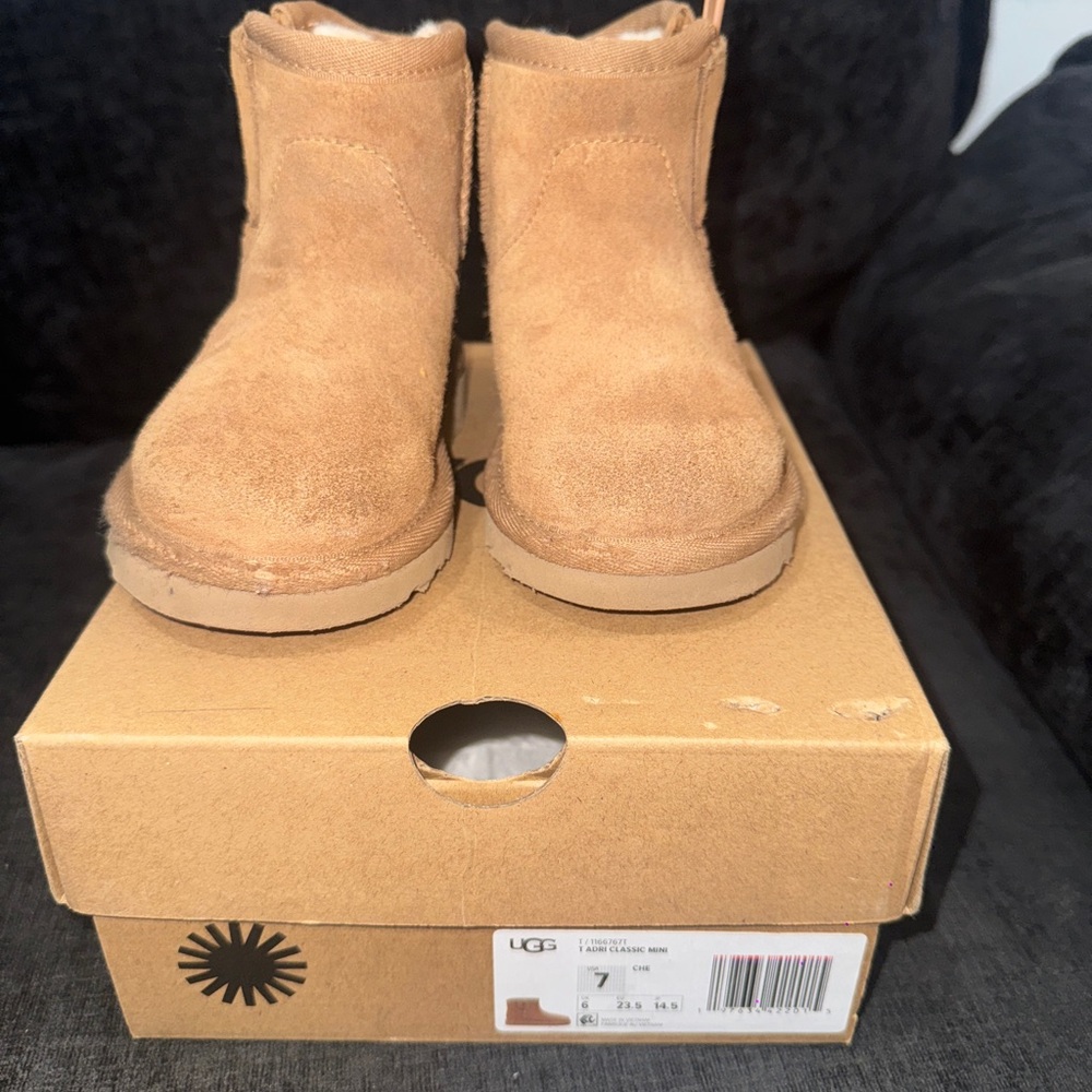 Toddler UGG classic zipper Boots - Picture 2 of 5